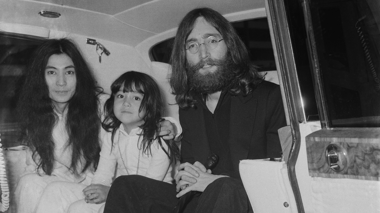 Filha de Yoko Ono quebra o silêncio sobre sequestro: ‘Eram todos como crianças’