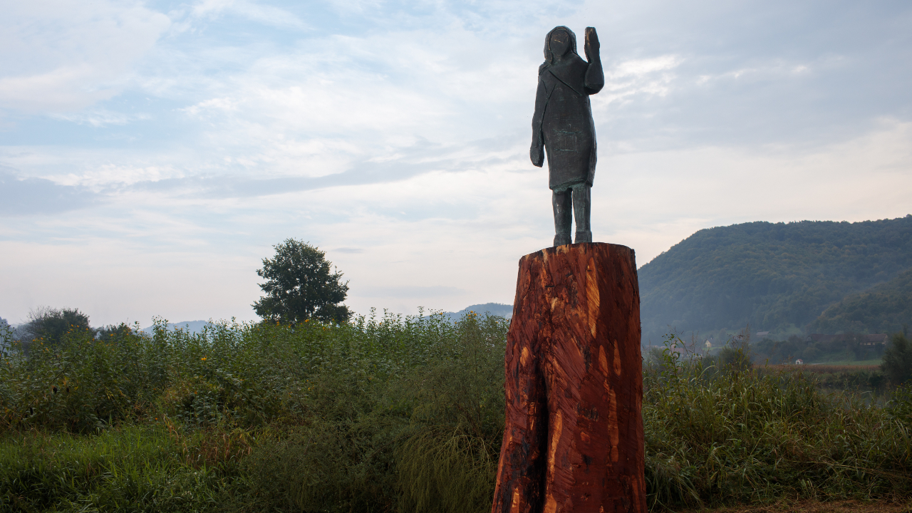 Estátua em homenagem a Melania Trump na Eslovênia desaparece