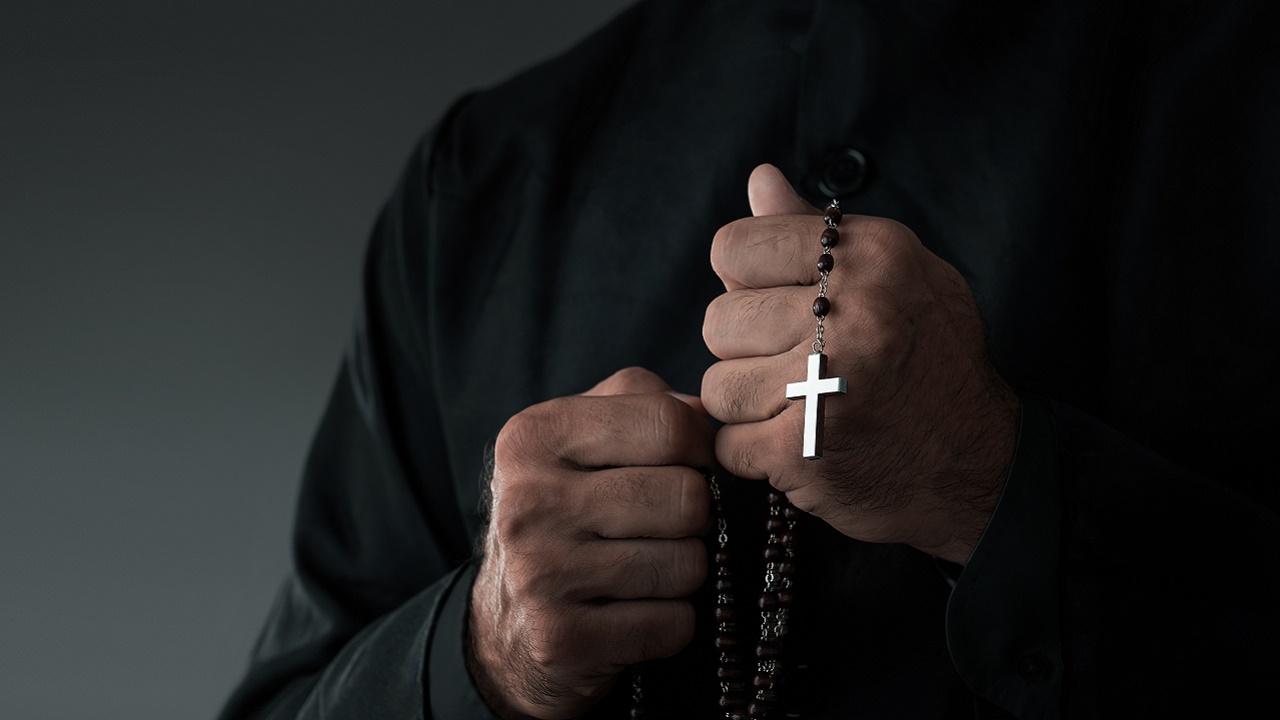 ‘Se tememos o demônio, já cedemos demais a ele’: Os relatos de um padre exorcista