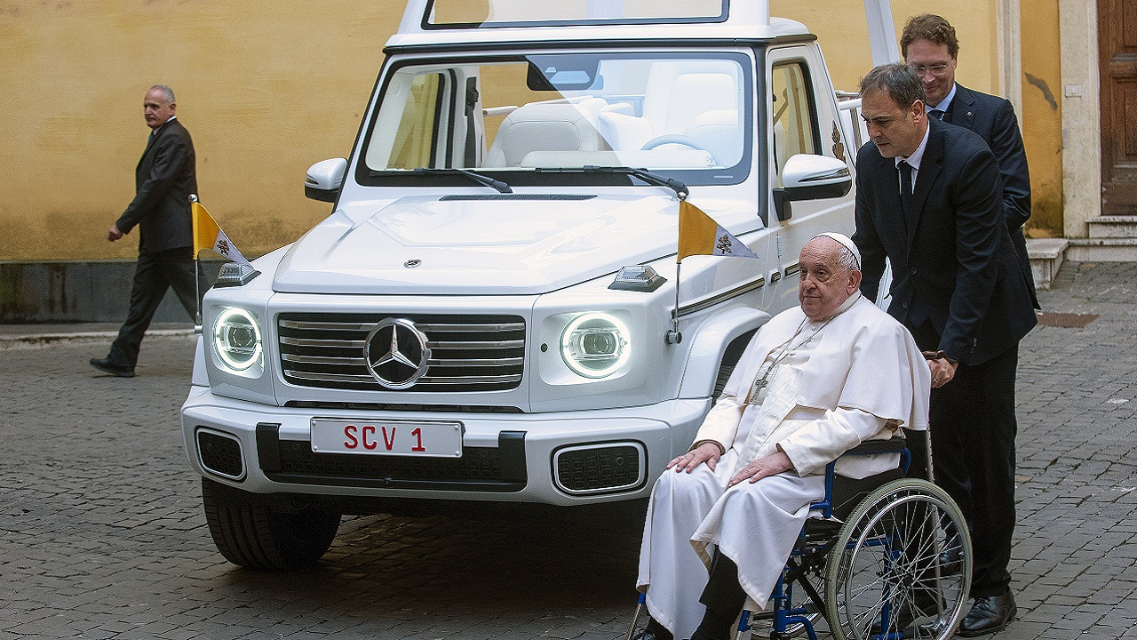 Carro usado pelo Papa Francisco será clínica móvel para crianças em Gaza