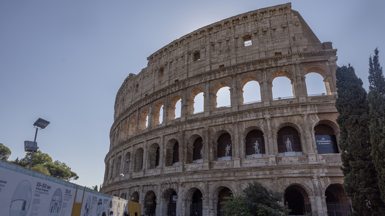 Turista americano é empalado ao tentar escalar cerca do Coliseu em Roma