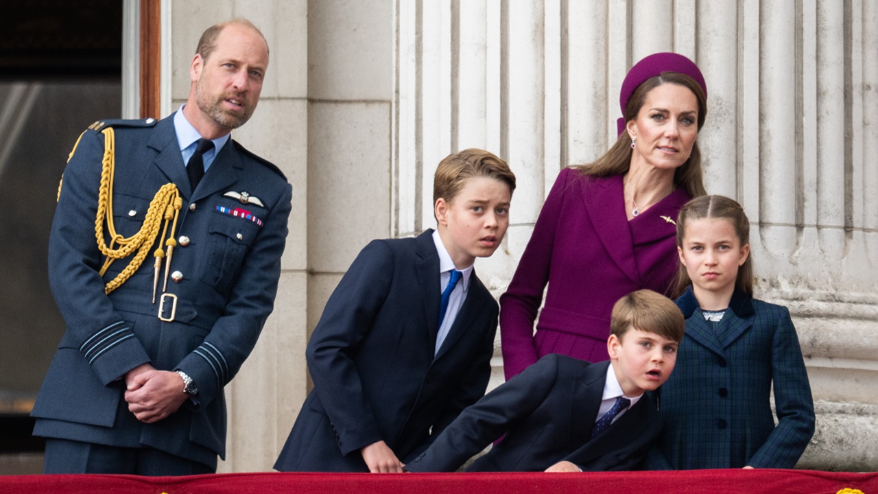 Príncipe George participa de seu maior compromisso real ao lado dos pais