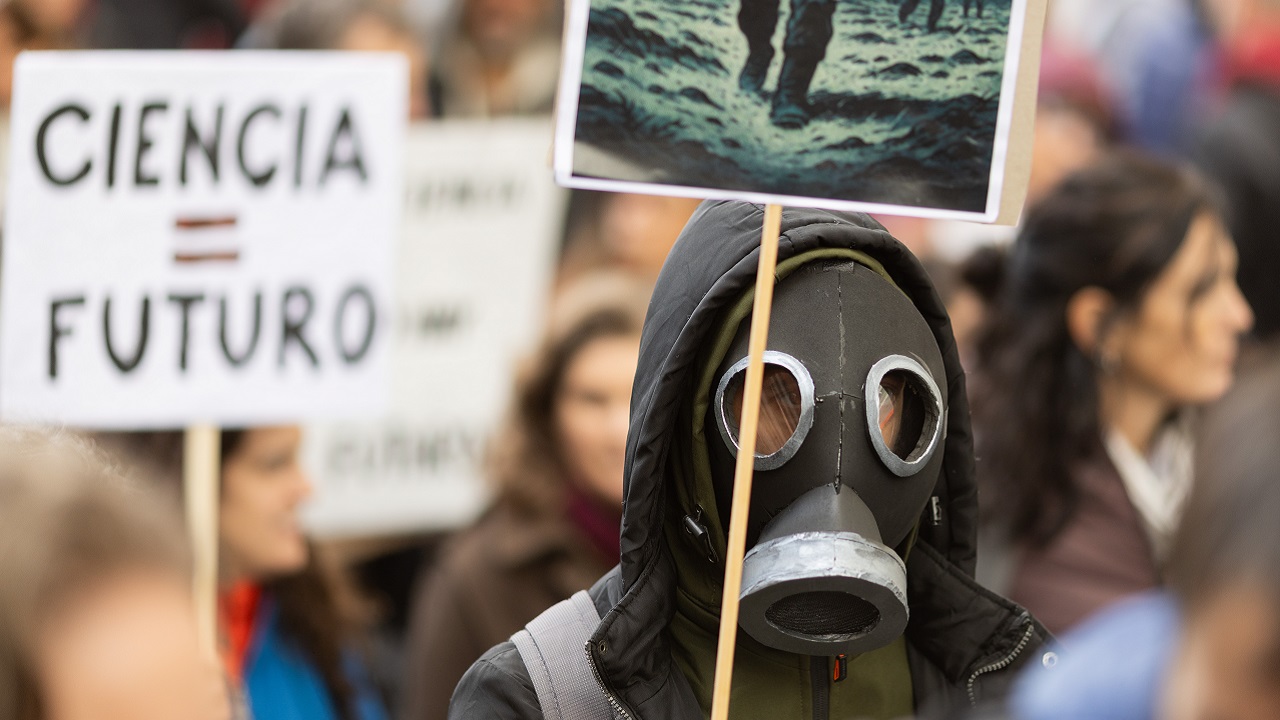 Cientistas argentinos protestam com máscaras inspiradas em ‘O Eternauta’
