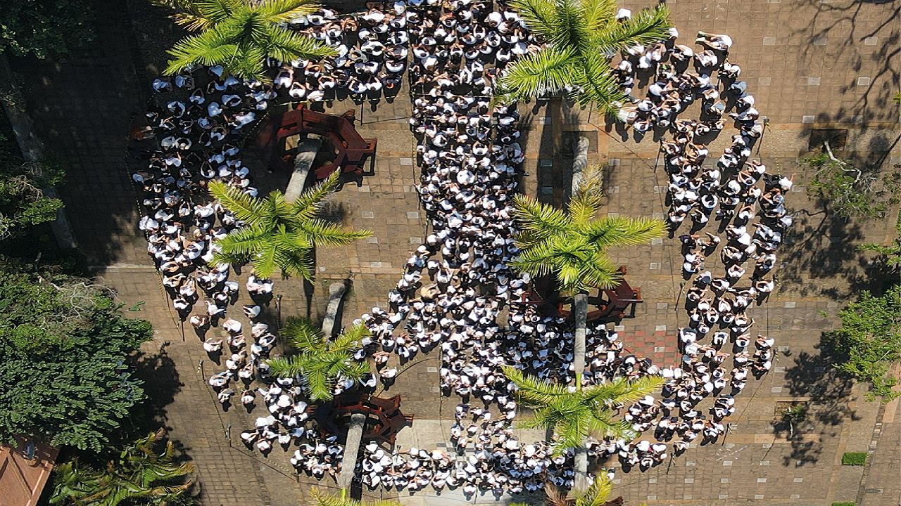 Colégio celebra os 80 anos do fim da 2ª Guerra alunos fazendo “Símbolo da Paz”