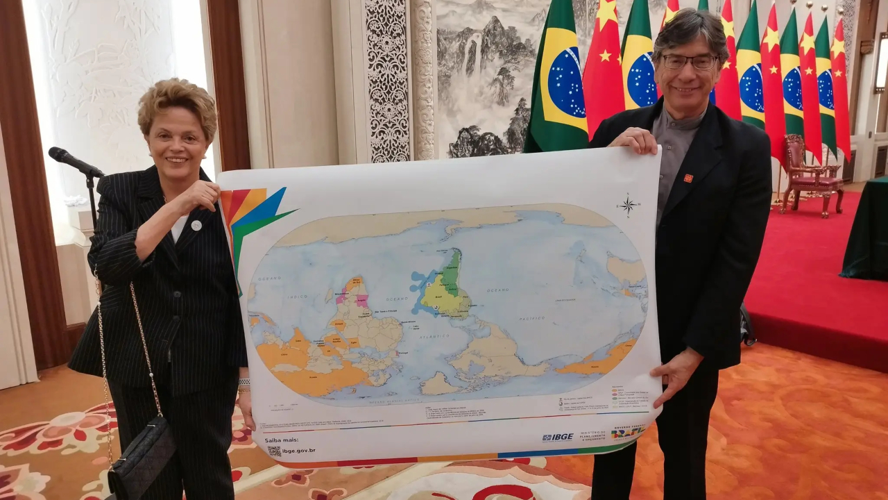Mapa-múndi invertido é exibido por Dilma em evento na China