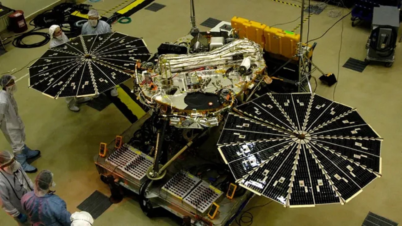 NASA encontra dezenas de novas bactérias em sala usada para missão a Marte