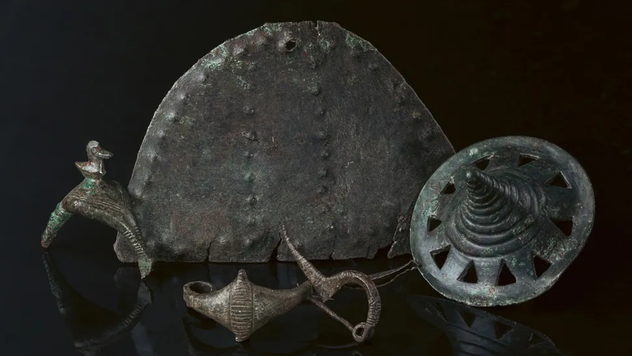 Tesouros de metal de 3.400 anos são descobertos em colina vulcânica na Hungria
