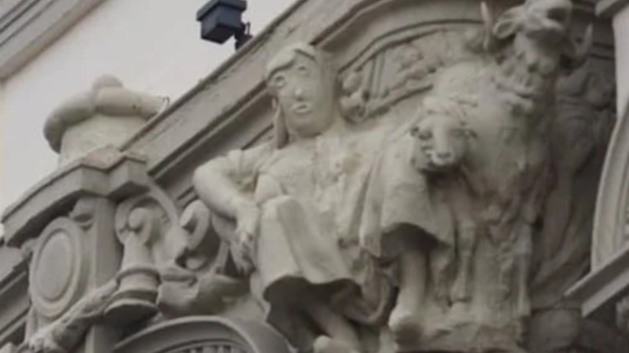 Cabeça de batata? Veja restauração em estátua histórica que falhou