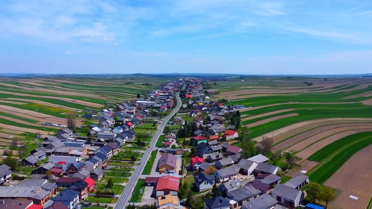 Sułoszowa: A singular vila europeia onde todos os 6.000 moradores vivem na mesma rua
