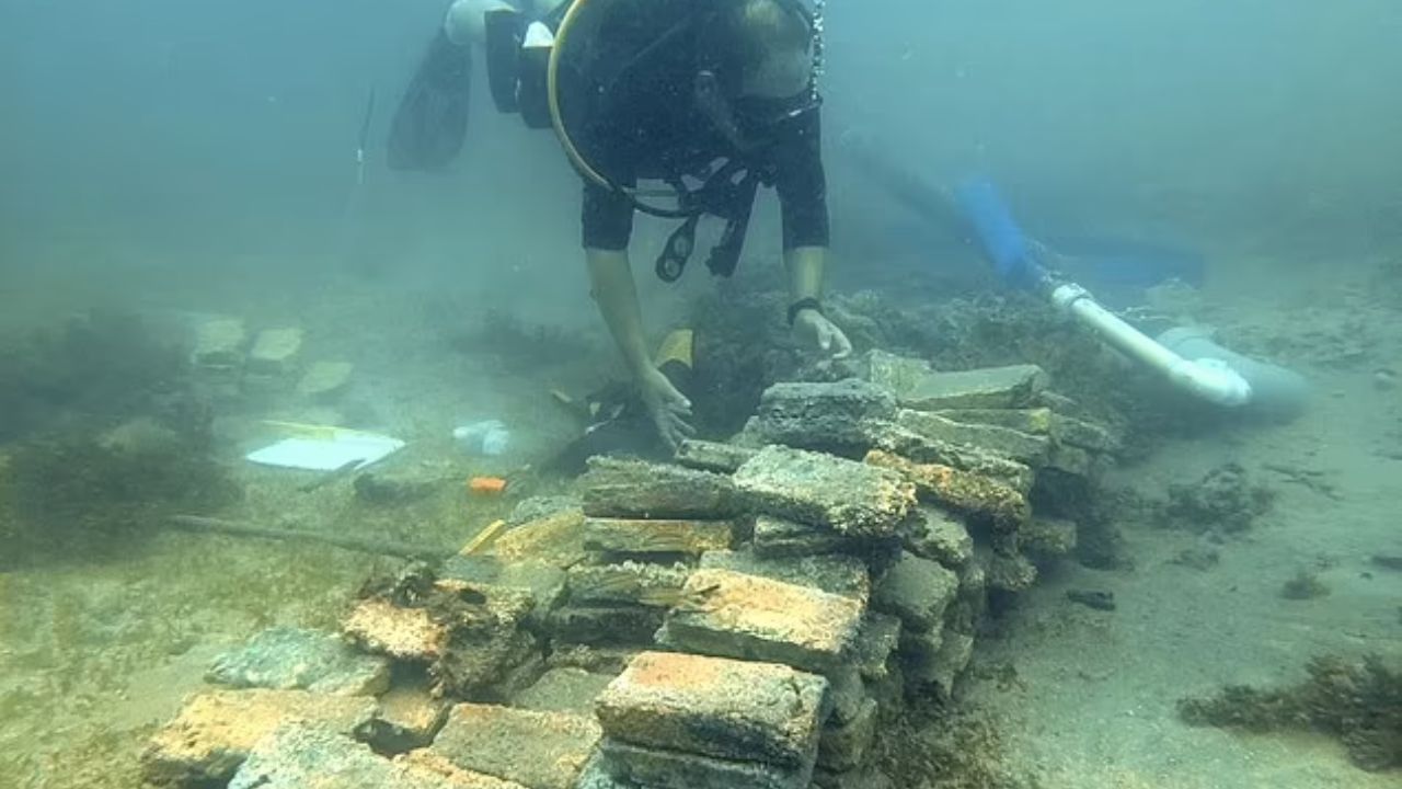‘Estrada de tijolos’ submersa revela história esquecida de navios negreiros