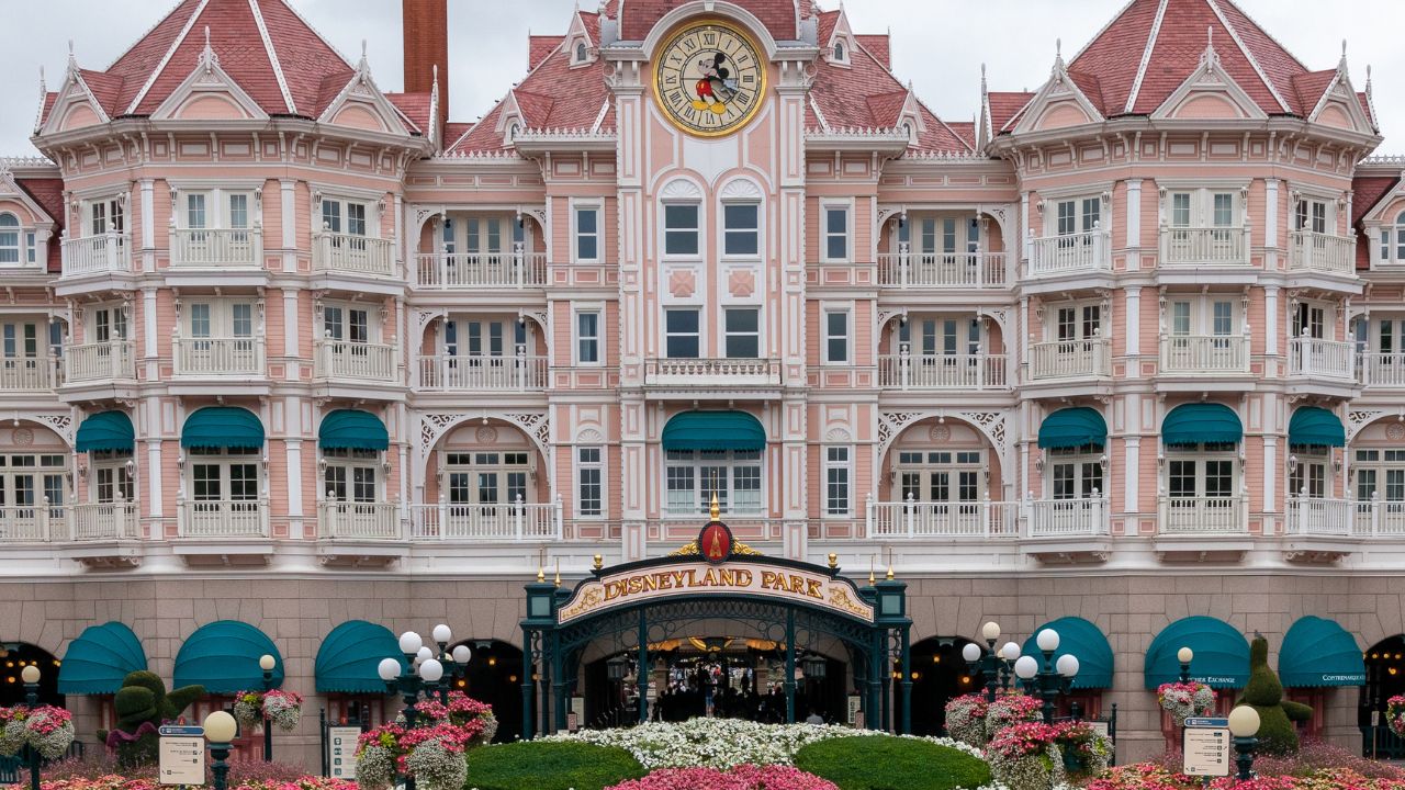 Homem é preso na Disney após encenação de casamento com menina de nove anos