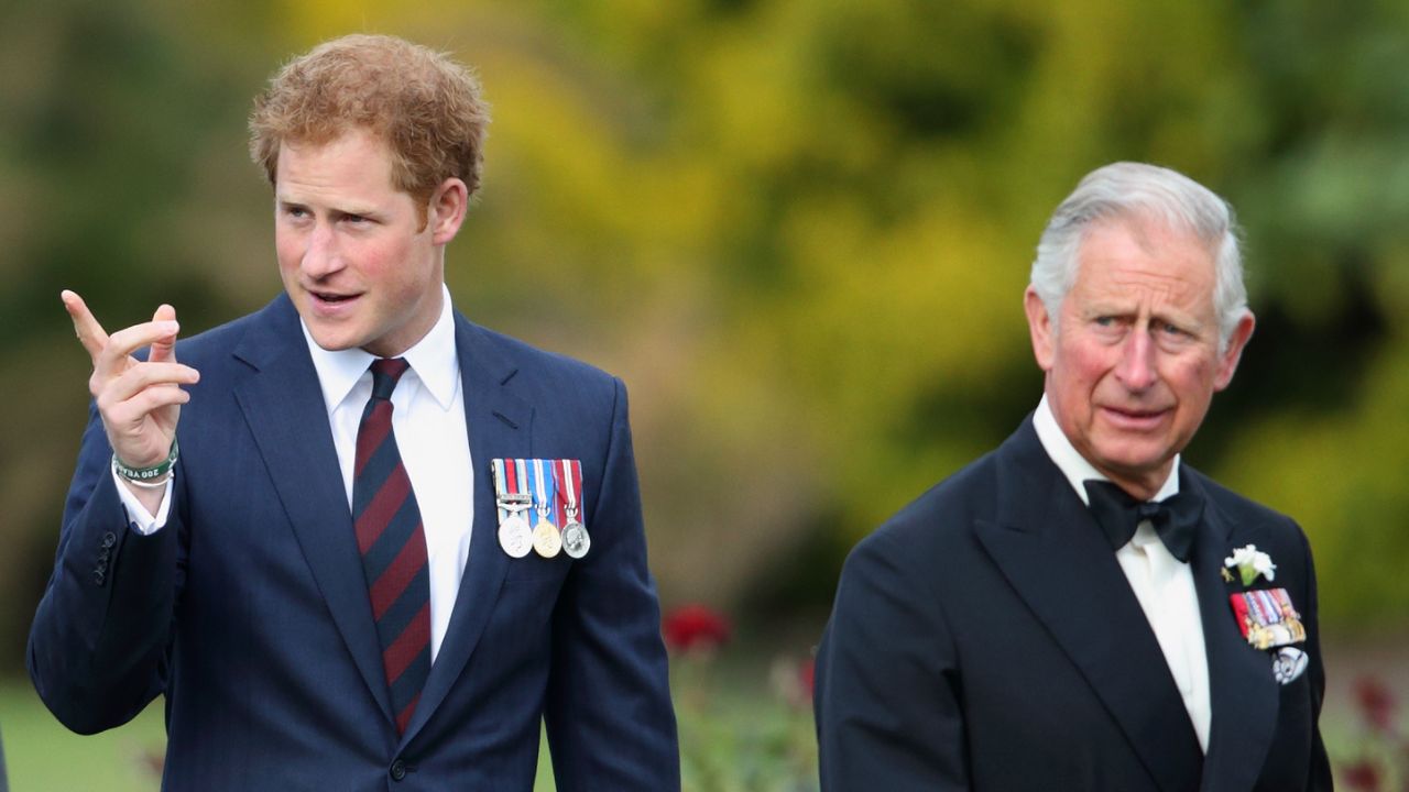 Charles evita reconciliação com Harry e ‘ninguém no Palácio incentiva’, diz revista