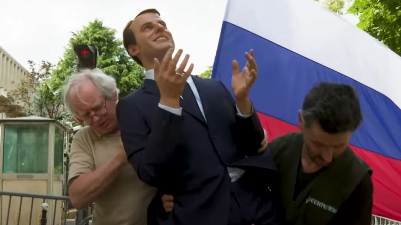Ativistas do Greenpeace roubam estátua de cera de Macron em ato pró-Ucrânia