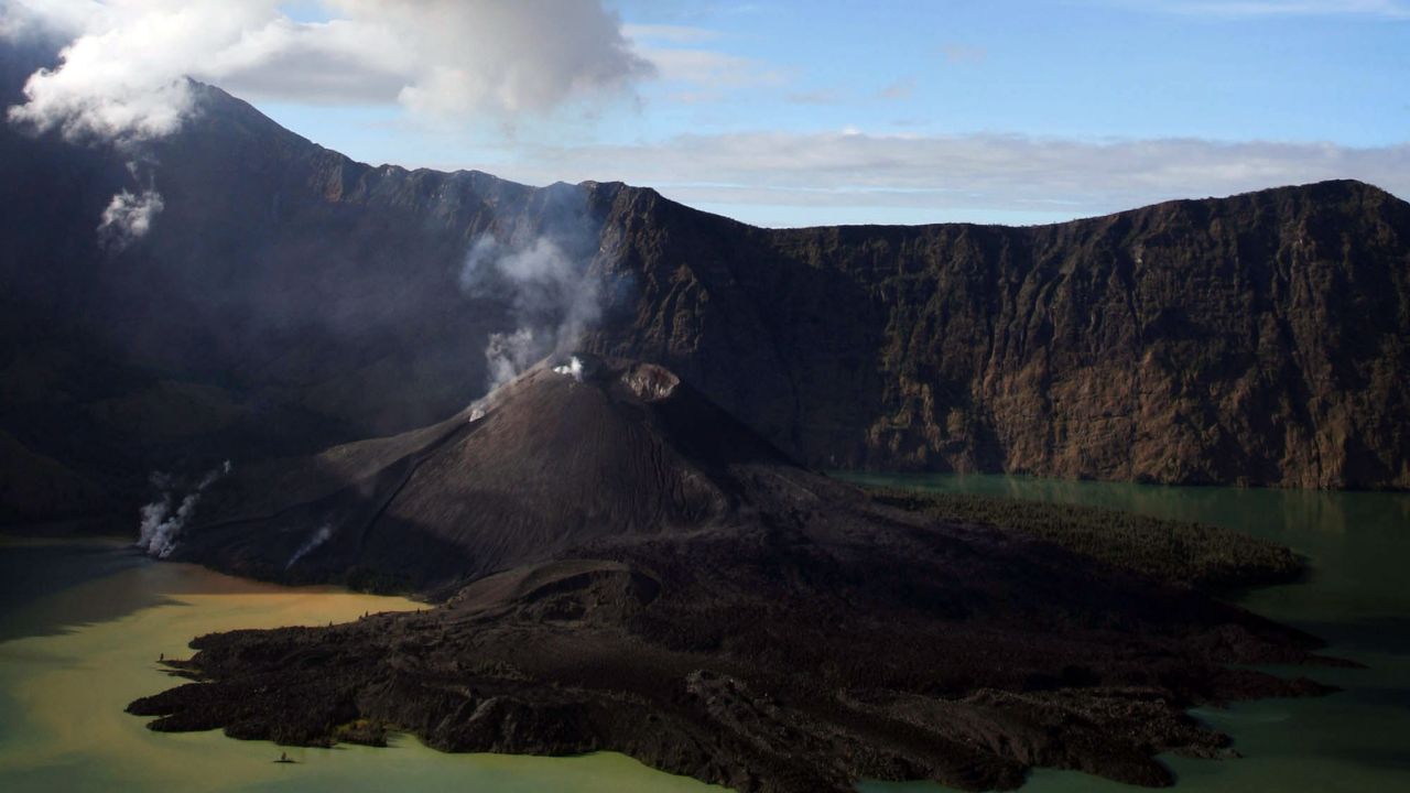 Monte Rinjani, onde brasileira morreu após trilha, possui histórico de acidentes