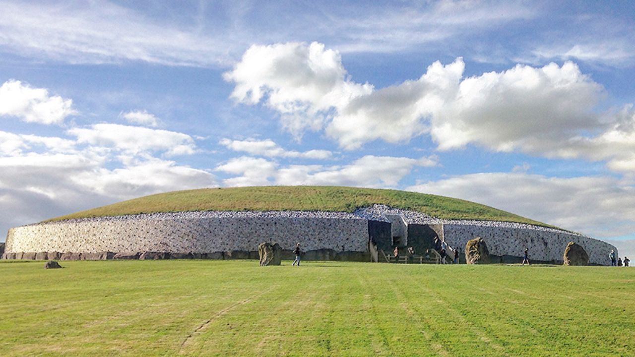 Newgrange: Estudo contesta hipótese de ‘rei-divino’ enterrado em tumba há 5.000 anos