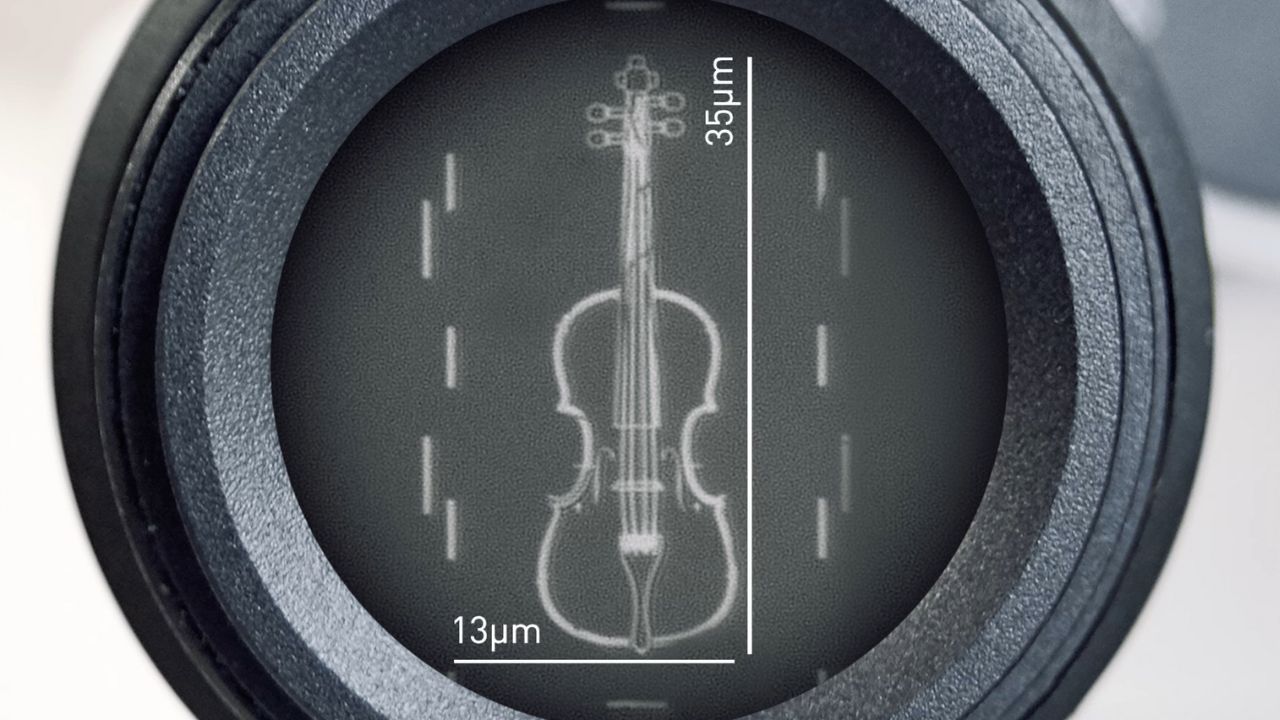 Menor que um fio de cabelo: violino microscópico é criado no Reino Unido