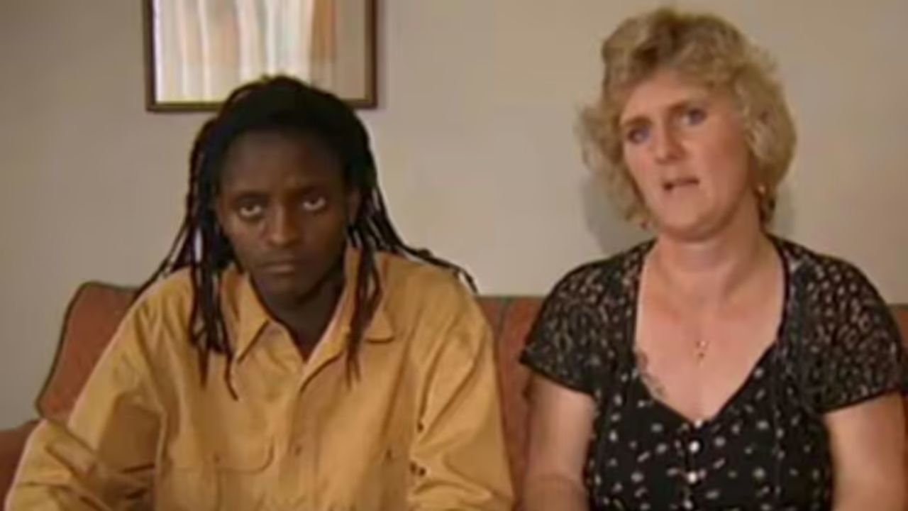 Mulher que abandonou família para viver romance no Quênia desabafa: ‘Grande erro’