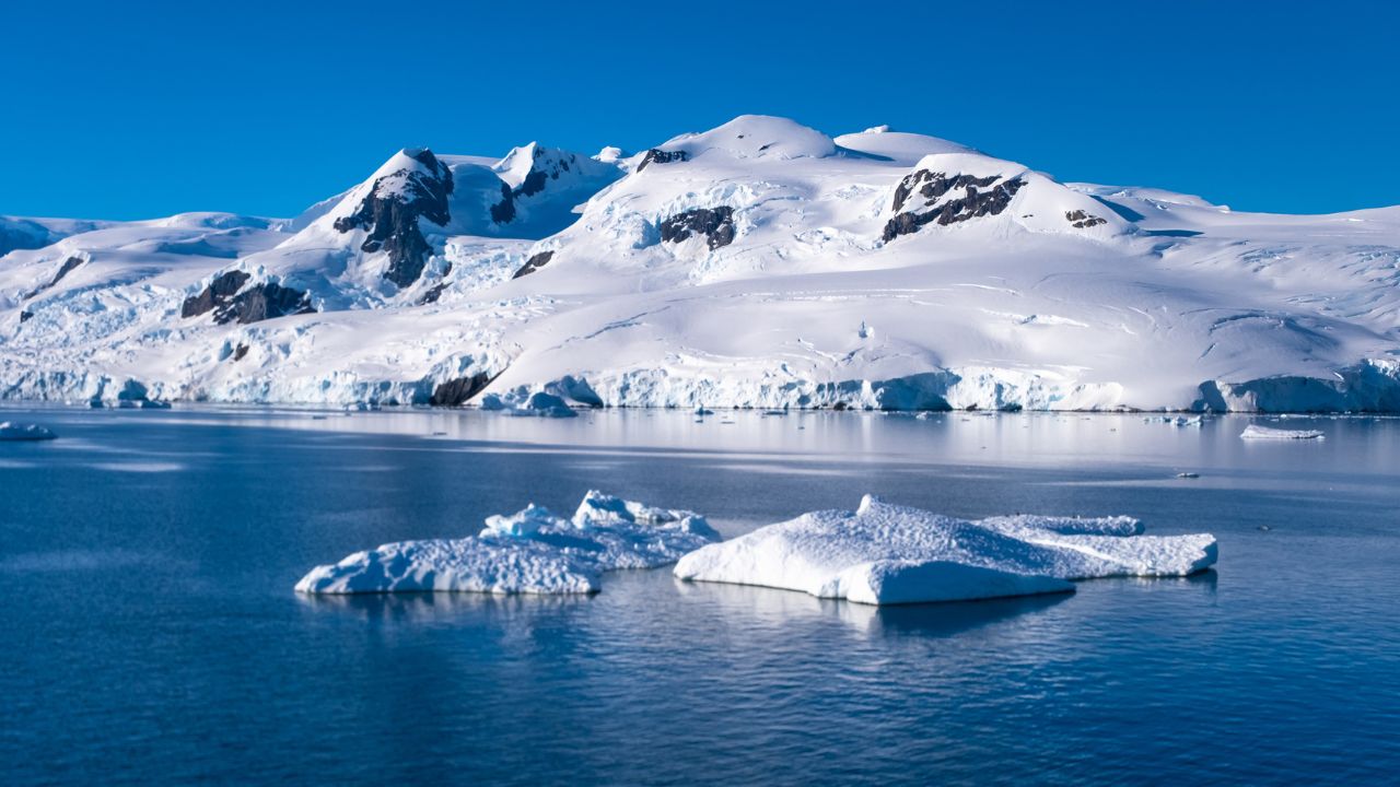 Novo mapa revela mundo repleto de lagos, vales e montanhas sob a Antártica