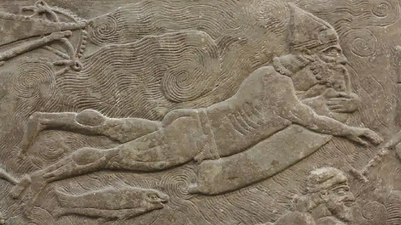 Escultura assíria de 2.900 anos mostra nadadores usando peles de cabra infláveis