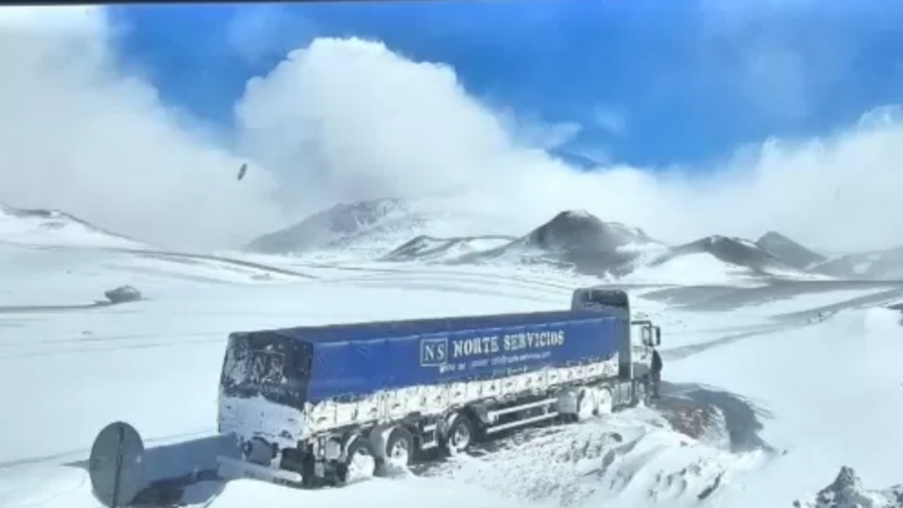 Van com brasileiros passa 32 horas presa em nevasca no Atacama, no Chile