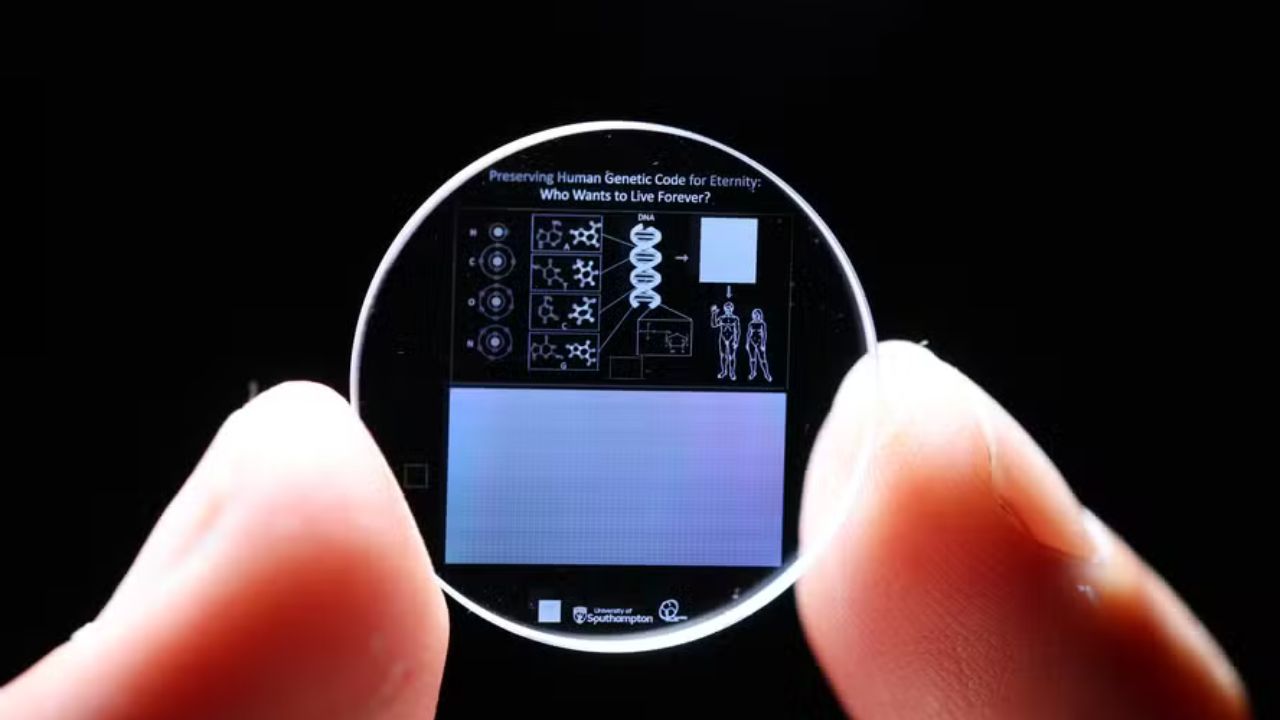 Por que cientistas decidiram guardar DNA humano em um cartão de memória
