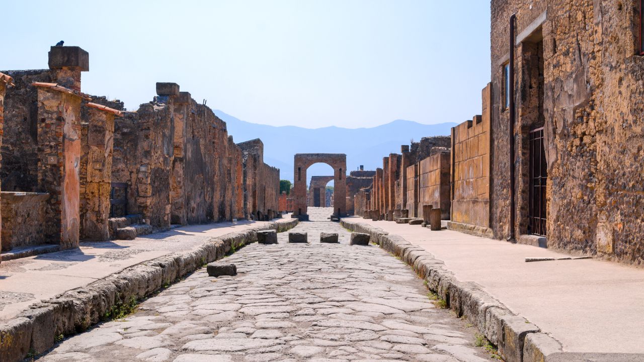 A turista que sofreu com uma ‘maldição’ após roubar artefatos de Pompeia