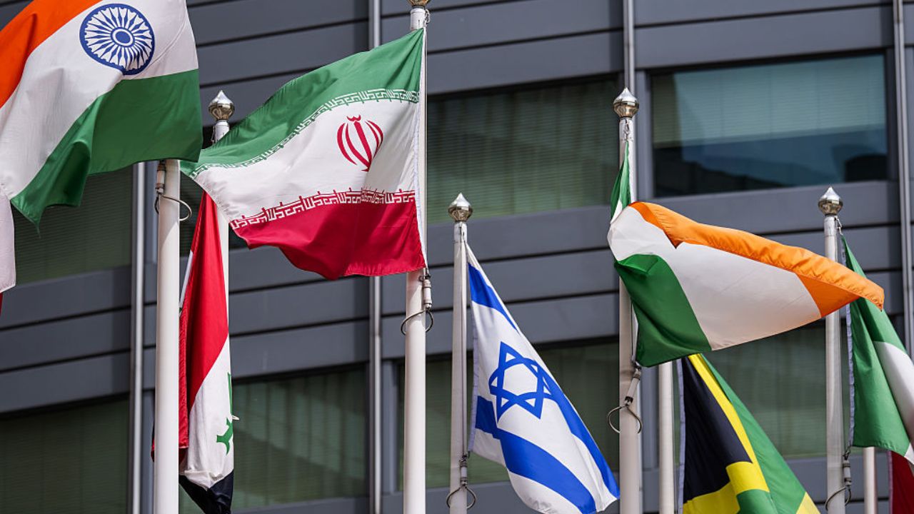 Israel bombardeia instalações militares e aeroportos no Irã