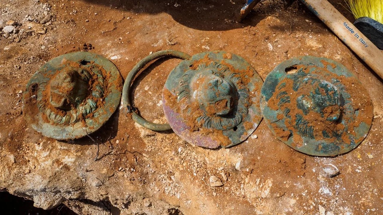 Discos com cabeça de leão revelam mistérios de sepultamento romano em Israel