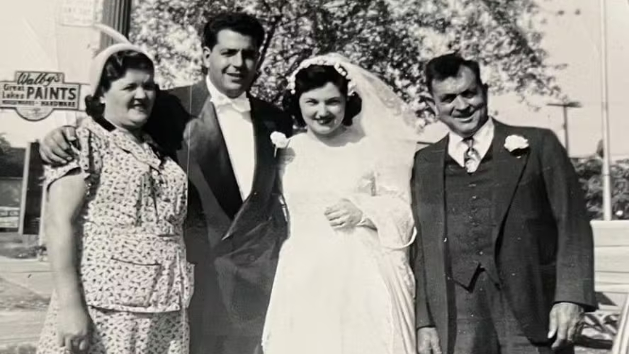 Foto de casamento de 1953 é encontrada em biblioteca, e devolvida à família