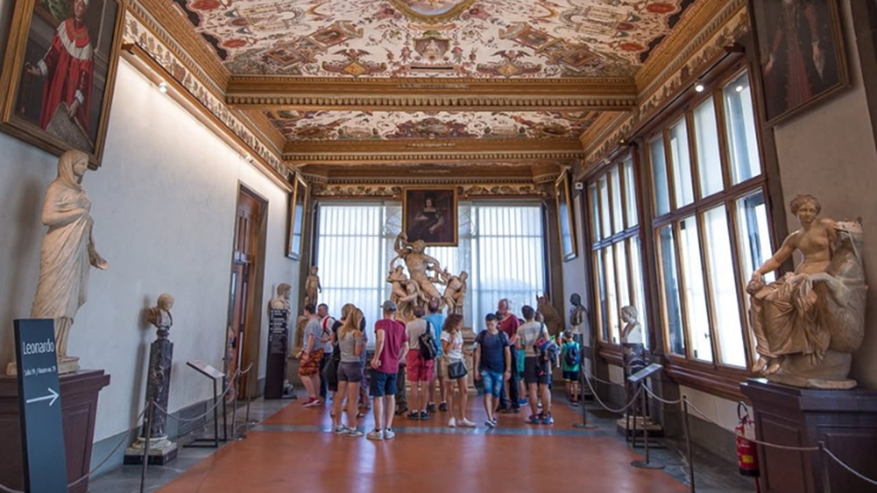 Turista danifica pintura do século 17 nas Galerias Uffizi ao posar para foto