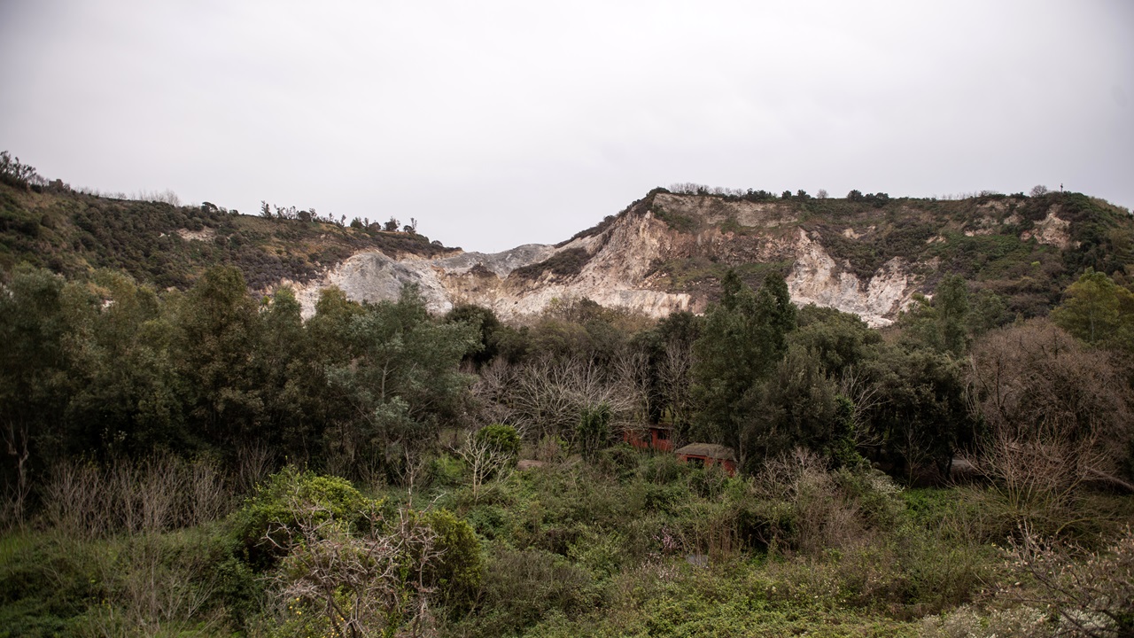 Descoberta camada frágil sob Campi Flegrei que explica tremores vulcânicos