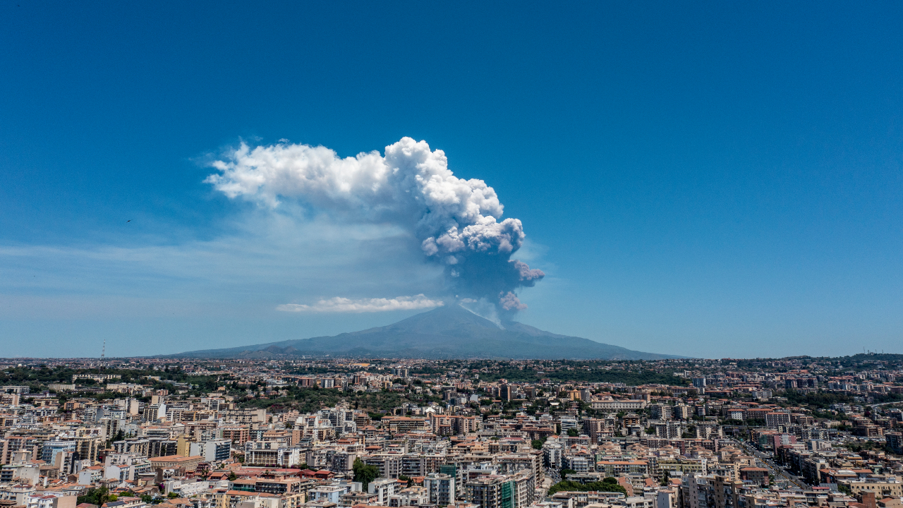 Vulcão Etna entra em erupção e espanta turistas na Itália