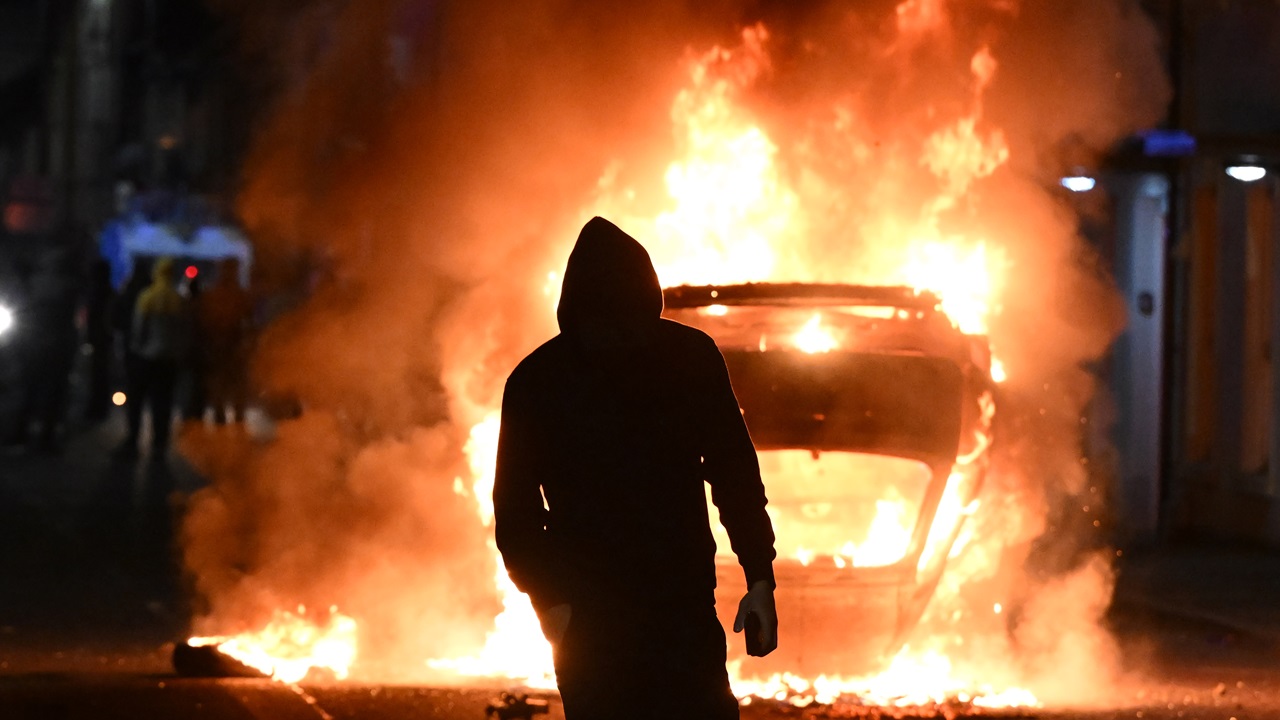 Violência em Ballymena: Incêndios, feridos e tensões na Irlanda do Norte