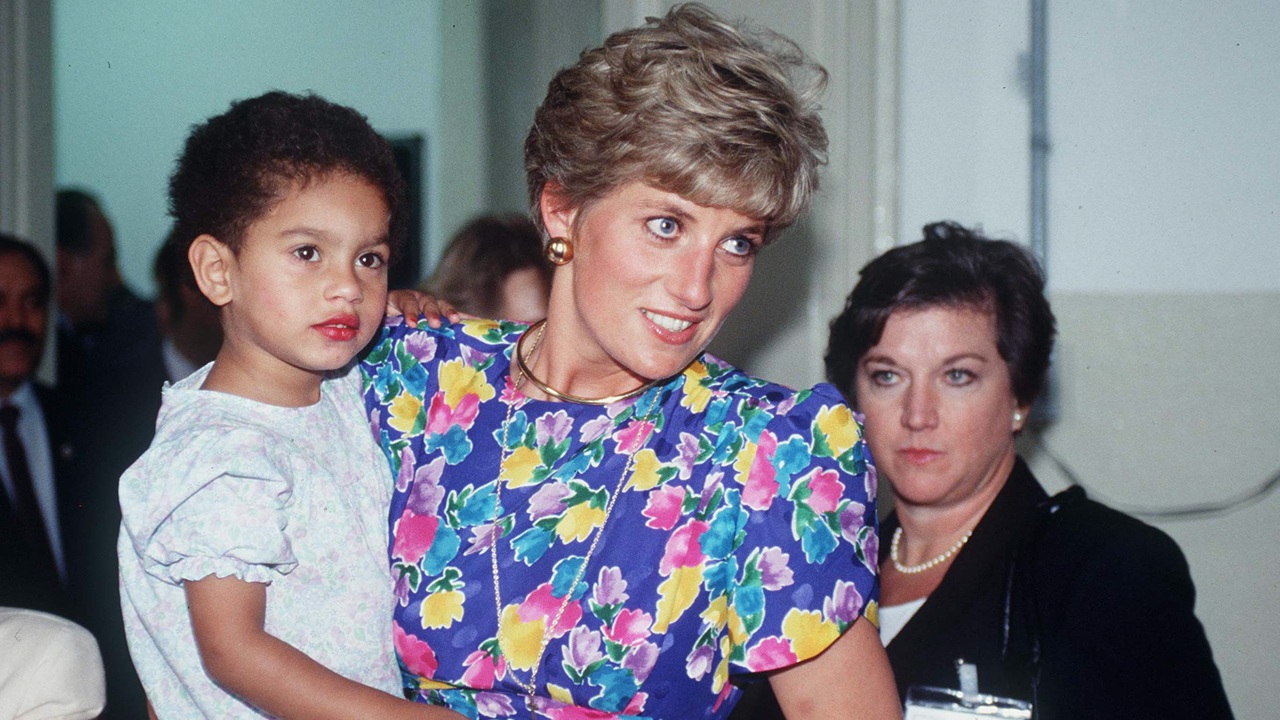 Mulher desmaia ao arrematar vestido que princesa Diana usou no Brasil