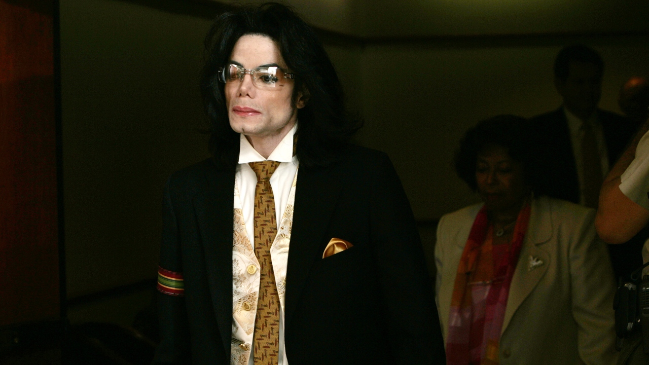 Supostas vítimas de Michael Jackson entram na justiça e pedem mais de R$ 1 bilhão