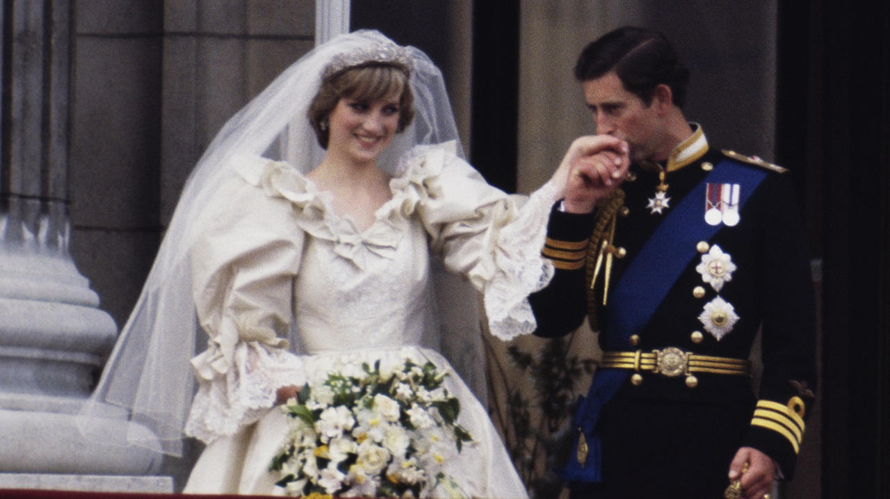 Vestido de noiva de Diana foi feito sob codinome e segurança digna da realeza