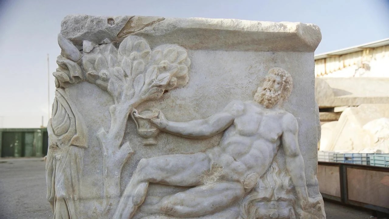 Sarcófago romano de 1.700 anos com Hércules e Dionísio é descoberto