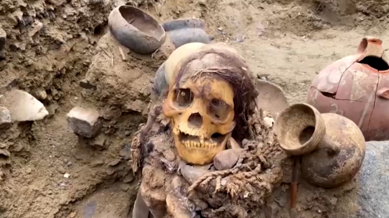 Durante obras de gasoduto, múmia milenar é descoberta no Peru