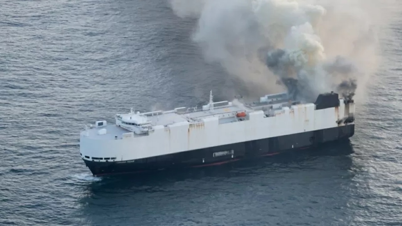 Incêndio em navio cargueiro ameaça afundar mais de 3 mil carros novos