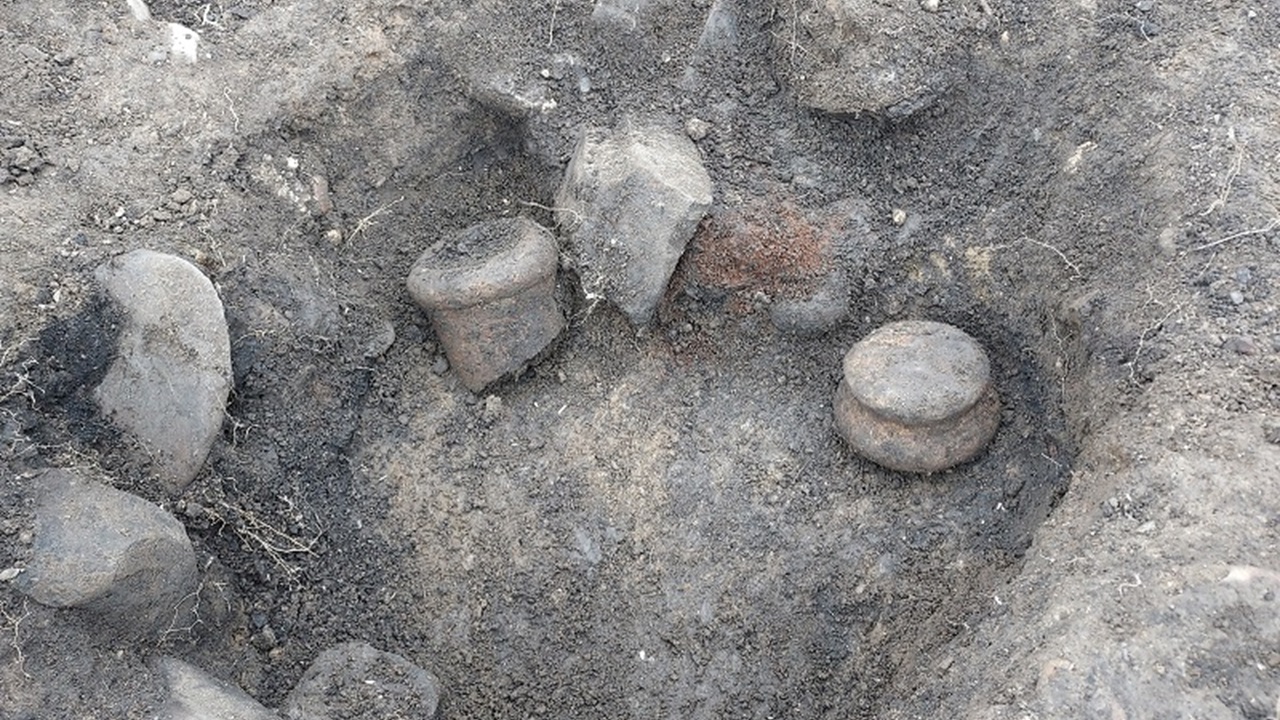 Arqueólogos encontram primeiro pote romano intacto na Irlanda