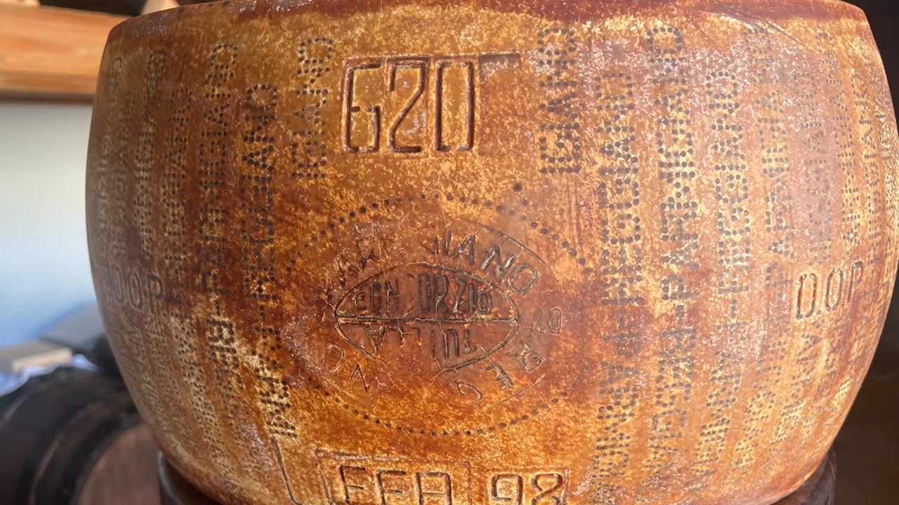 Roda de parmesão de 27 anos estabelece recorde histórico na Itália