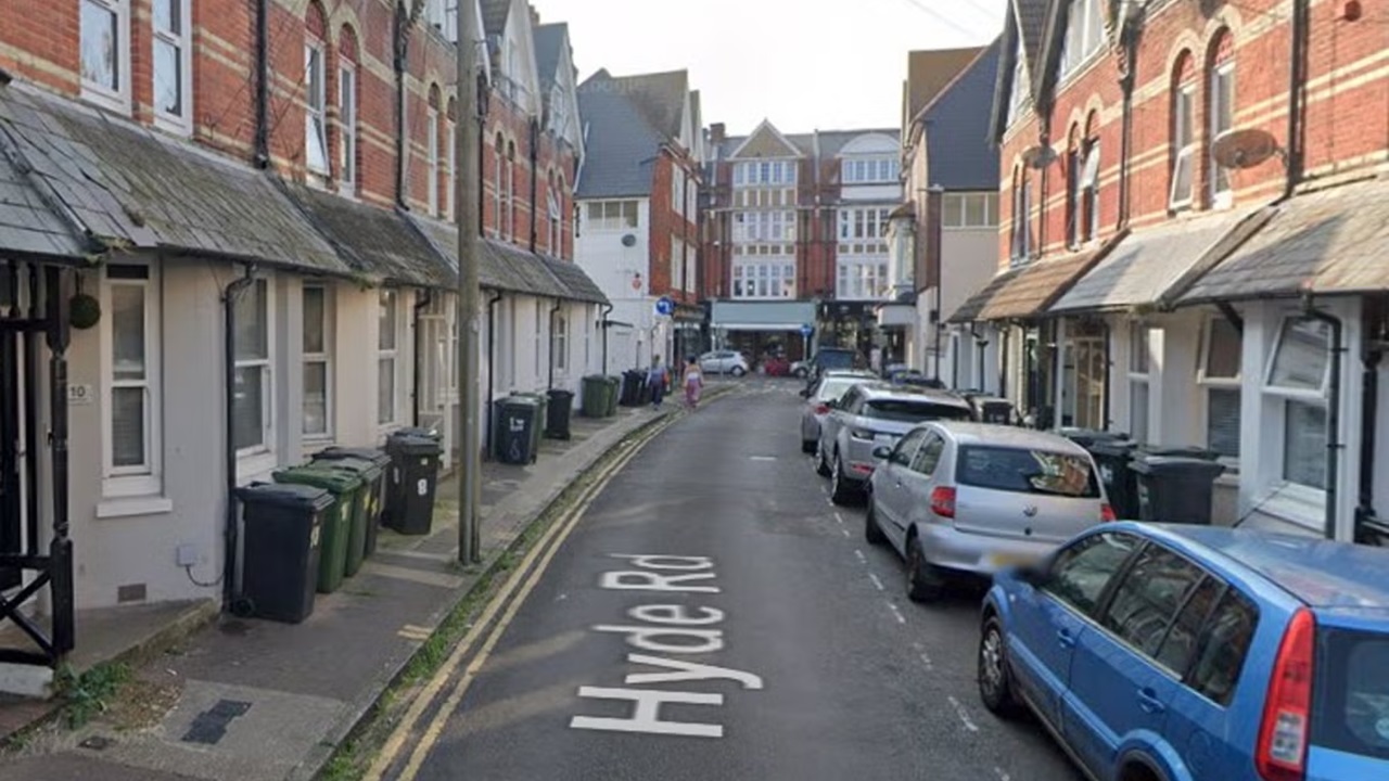 Líquido misterioso causa evacuação de 160 casas em cidade da Inglaterra