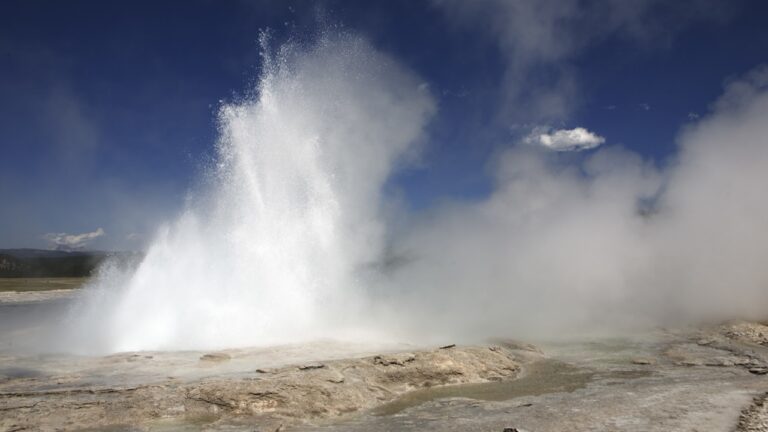 Jovem sofre queimaduras após cair em uma lagoa termal em Yellowstone