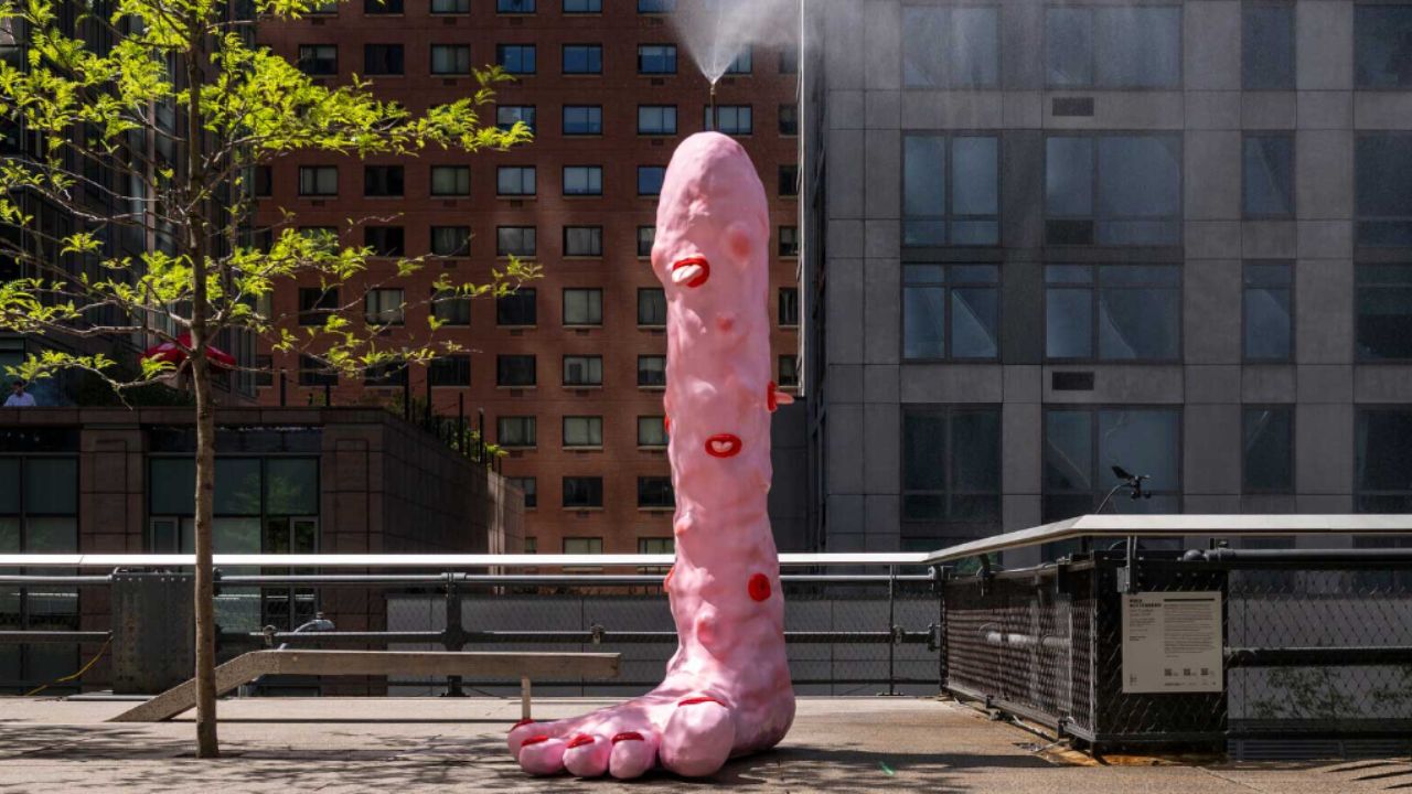 Escultura fálica que jorra água vira atração polêmica em Nova York