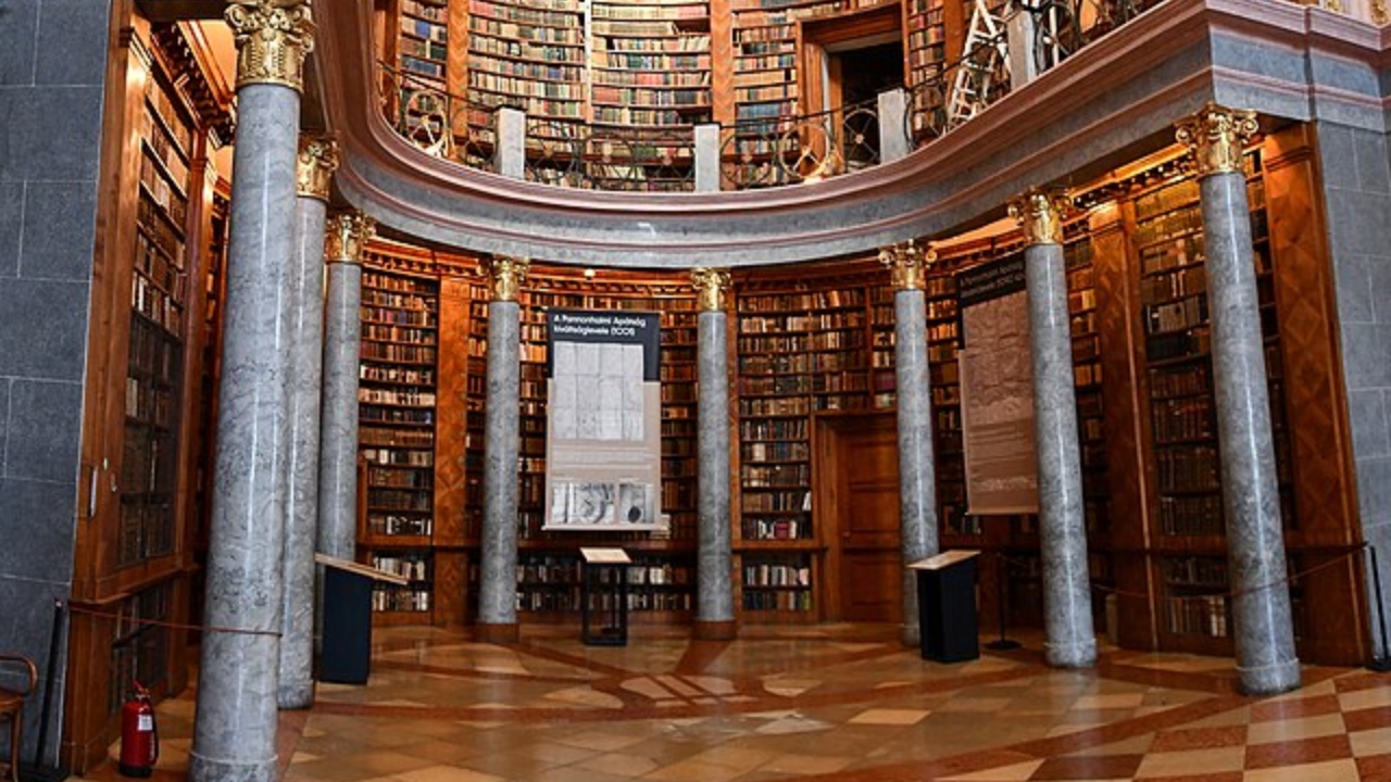 Biblioteca milenar com livros históricos na Hungria é ameaçada por besouros