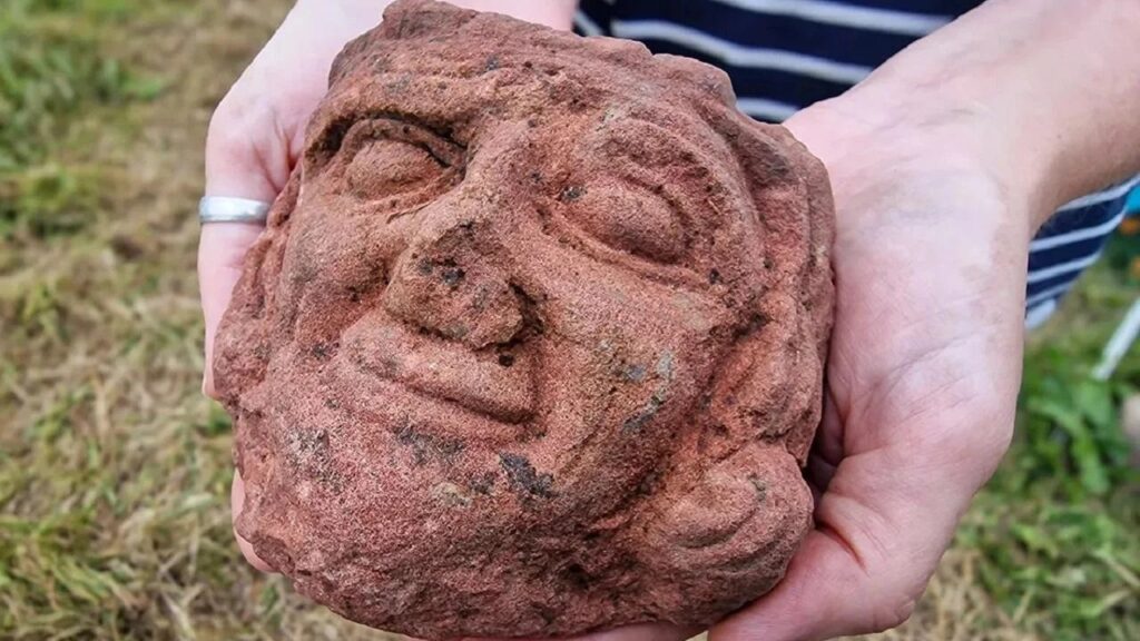 Cabeça esculpida de 900 anos da era viking é descoberta na Escócia