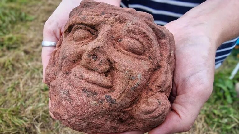 Cabeça esculpida de 900 anos da era viking é descoberta na Escócia