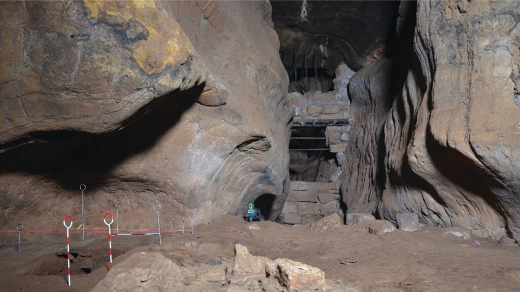 Marcas de dedos milenares revelam rituais espirituais em caverna na Austrália