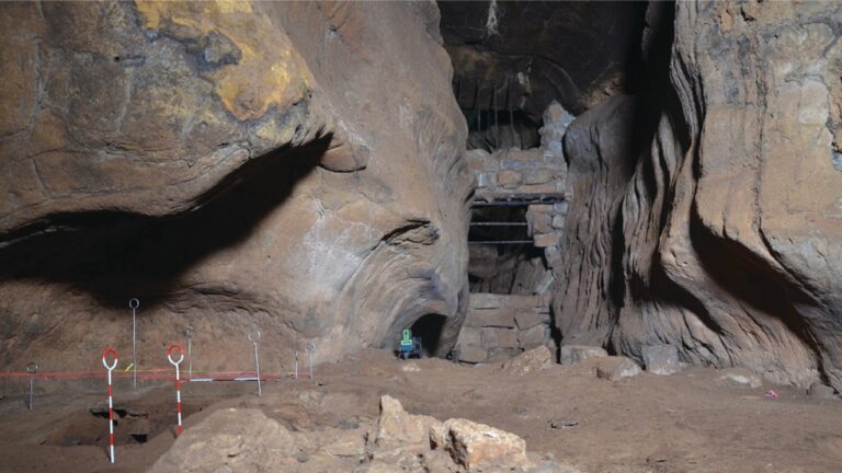Marcas de dedos milenares revelam rituais espirituais em caverna na Austrália
