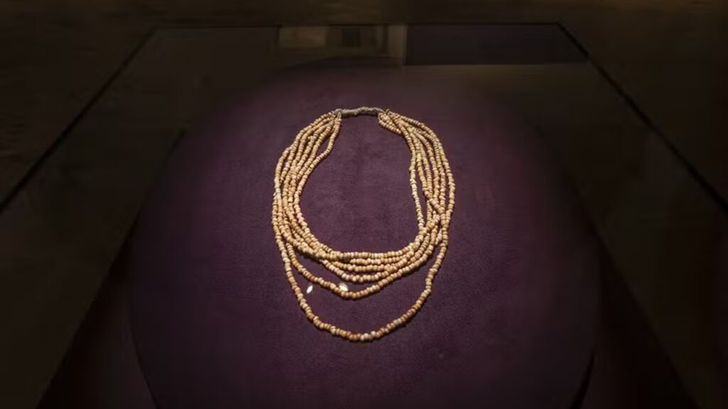 Colar de 8.500 anos é destaque em exposição de arte contemporânea em São Paulo